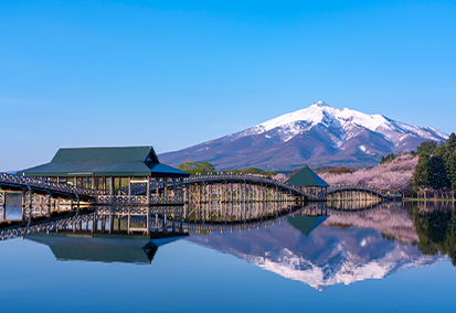 鶴の舞橋と岩木山